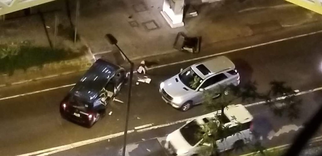 女死者被抛出車外。Oscar Poon圖片
