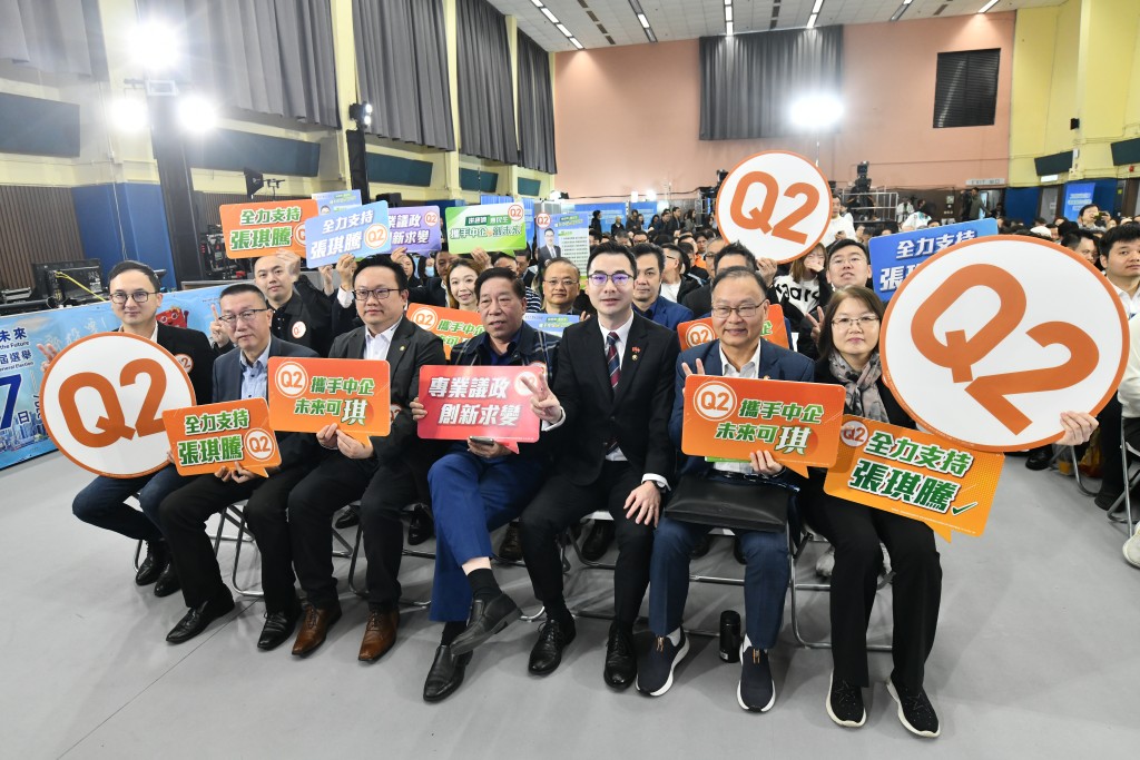 民建聯張琪騰與其打氣團隊。 民建聯張琪騰與其打氣團隊。