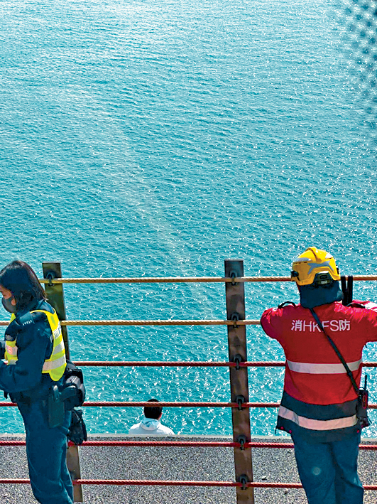 男子在青馬大橋企跳，消防在場戒備。