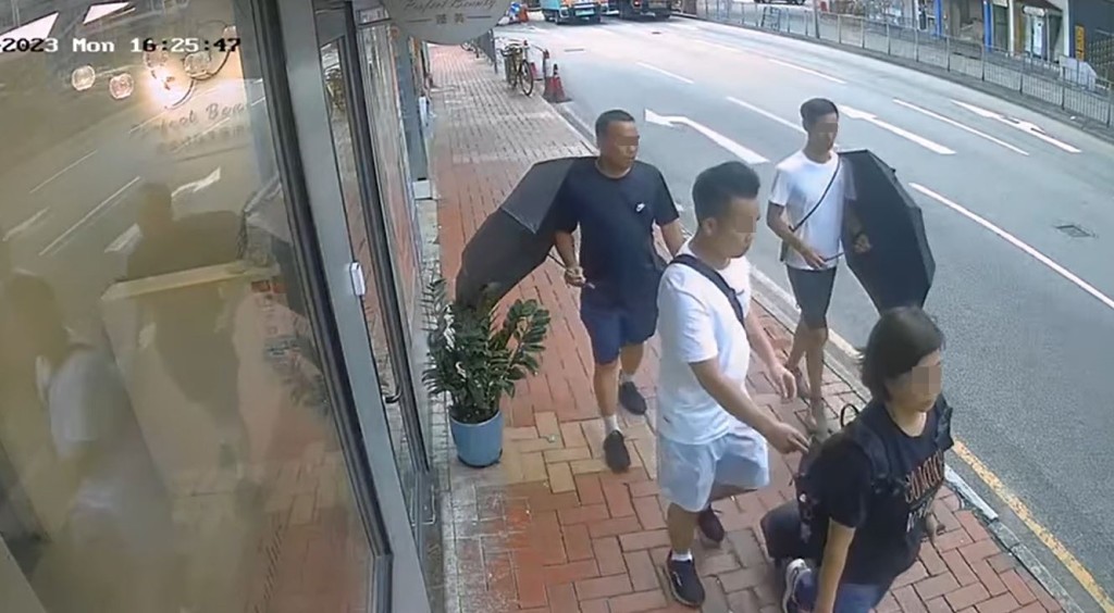 贼人一度从背囊抽出疑似手机的物体。fb荃湾人Rita Lai影片截图