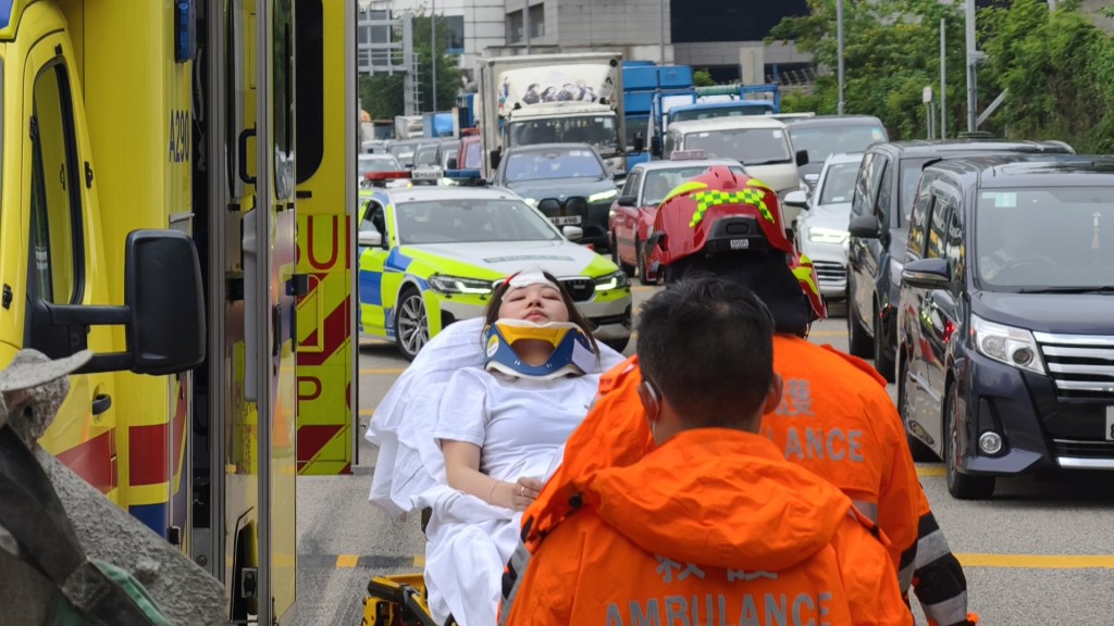 私家車女司機送院時需要戴上頸箍。徐裕民攝 私家車女司機送院時需要戴上頸箍。徐裕民攝