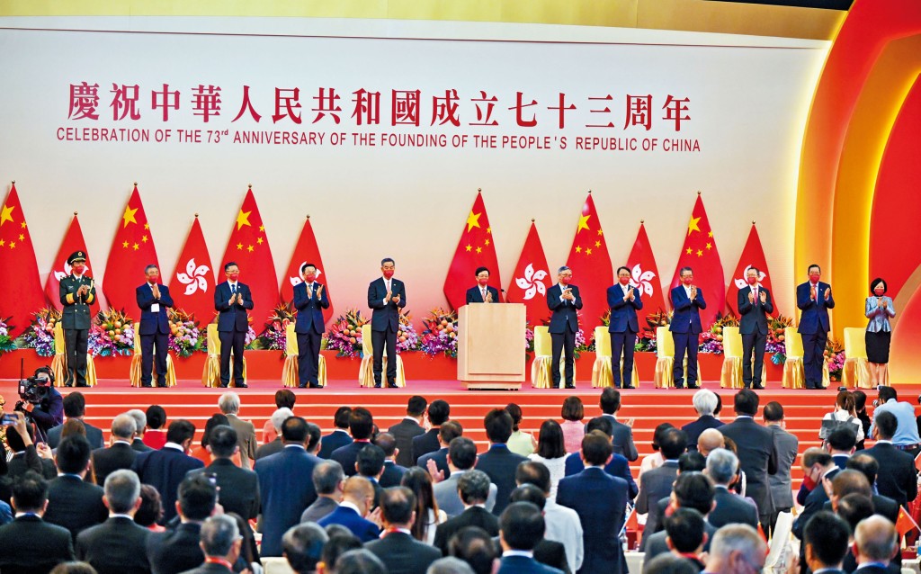 香港特區政府舉行國慶酒會，慶祝中華人民共和國成立七十三周年。全國政協副主席梁振英（左五）、行政長官李家超（左六）、中聯辦副主任何靖（左四）等嘉賓出席。