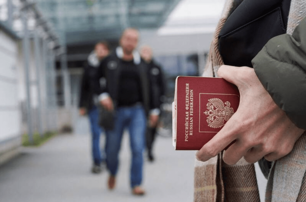 英媒報道，俄國安全部門開始沒收高級官員和國營企業高層的護照，以防他們叛逃海外。路透社