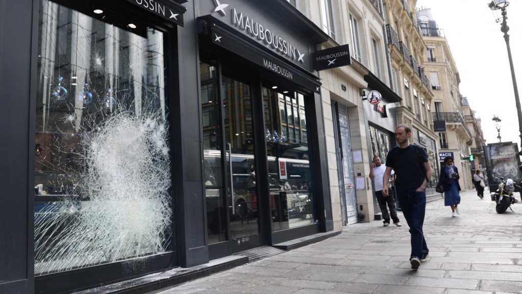 巴黎里沃利路的Mauboussin橱窗被砸。 路透社