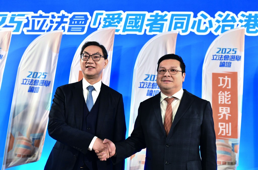 地產及建造界選舉論壇，由恒地執董黃浩明（左）對經民聯趙式浩（右）。