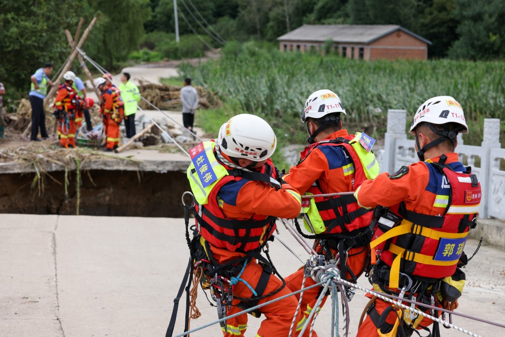 8月6日，吉林市消防救援支隊隊員利用繩橋解救受困村民。新華社