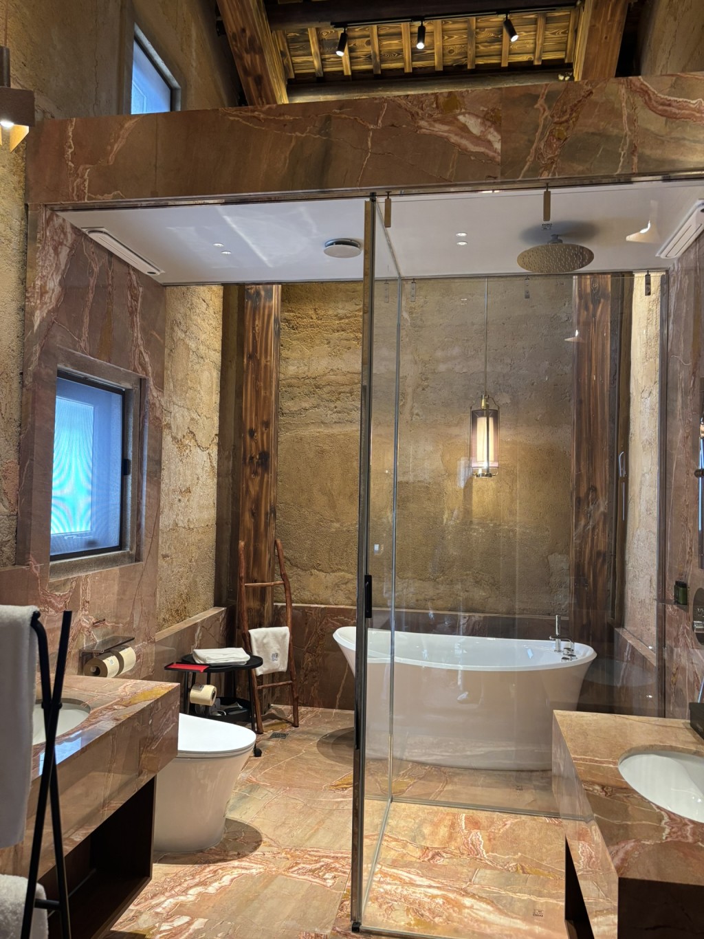 浴室以大地色為主調，在土牆瓦頂內毫無違和感，熱水爐水壓 良好，潔具全採用德國頂級衛浴品牌BRAVAT，滿滿高質感。（圖片來源：《親子王》）