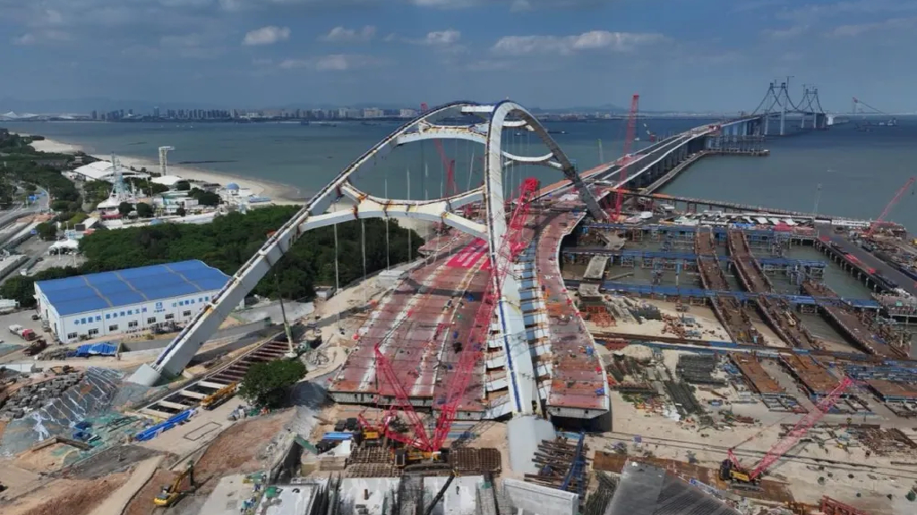 廈金大橋（廈門段）觀音山沙灘橋1.5萬噸鋼箱梁完成整體橫移。