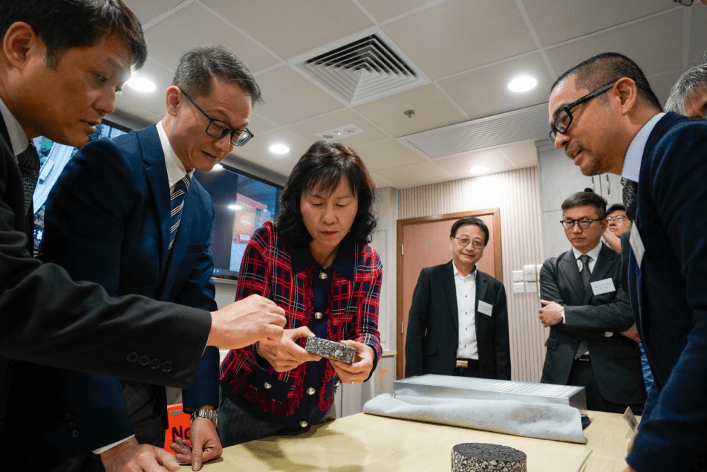 路政署今年四月開始全面採用新瀝青鋪路物料。陳美寶網誌圖片 路政署今年四月開始全面採用新瀝青鋪路物料。陳美寶網誌圖片