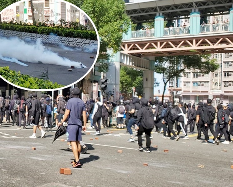 示威者到尚德停車場對出十字路口聚集。小圖:警施放多枚催淚彈驅散。