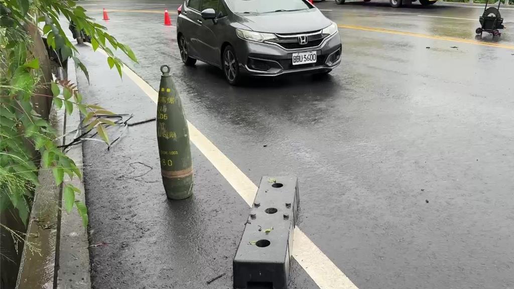 台灣軍方將跌出卡車的8寸榴彈回收。中時