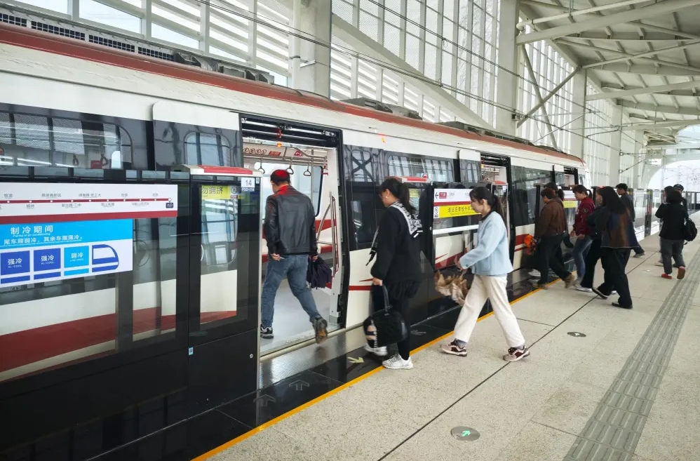 南京直達安徽地鐵開通營運。 央視