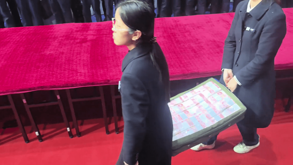 工作人员将现金运至现场。 工作人员将现金运至现场。