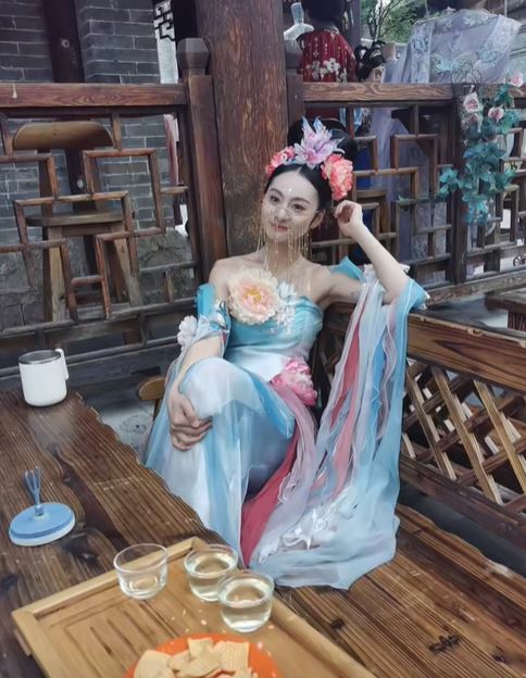 演員的近拍看得出來是名美女。