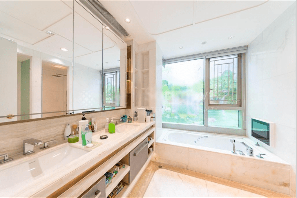 浴室空间宽敞，浴缸靠窗摆放，住户可享舒适沐浴体验。