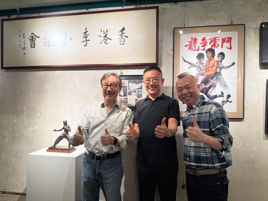 左起:李小龍胞弟李振輝、漫畫家祈文傑、香港李小龍會會長黃耀強。 左起:李小龍胞弟李振輝、漫畫家祈文傑、香港李小龍會會長黃耀強。