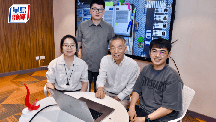   楊浩巍（後排中）表示，遊戲平台系統整合了DeepSeek和ChatGPT等AI聊天機械人的思考框架，使每個AI角色擁有獨立的思考能力。(盧江球攝)