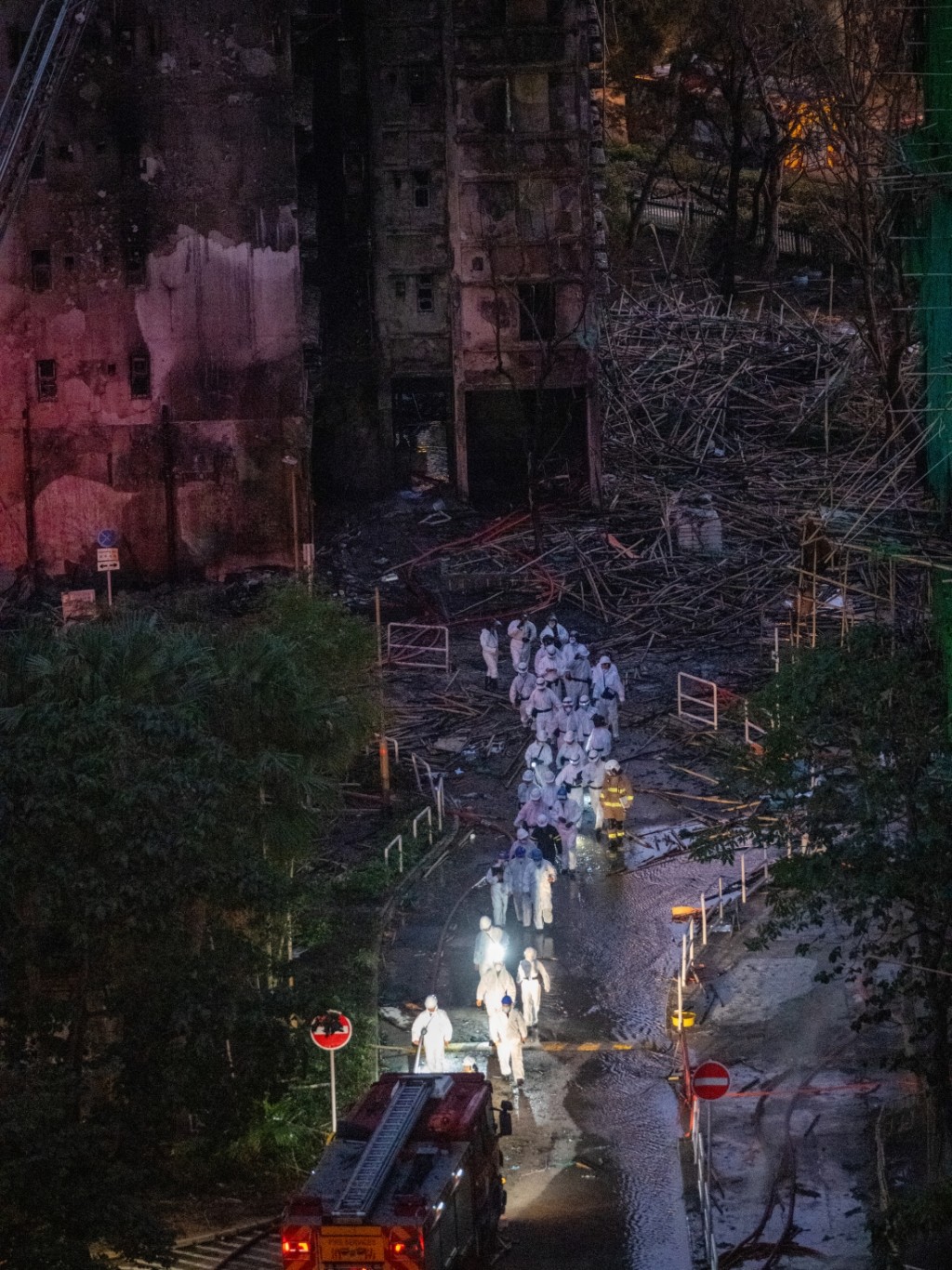 警方災難遇害者辨認組進入火場。 警方災難遇害者辨認組進入火場。