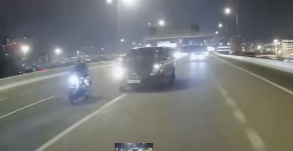 客貨車切線期間撞倒電單車。車cam L（香港群組）片段截圖