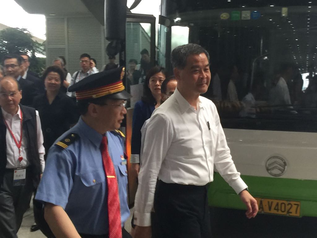 考察團第二站到廣州南站。