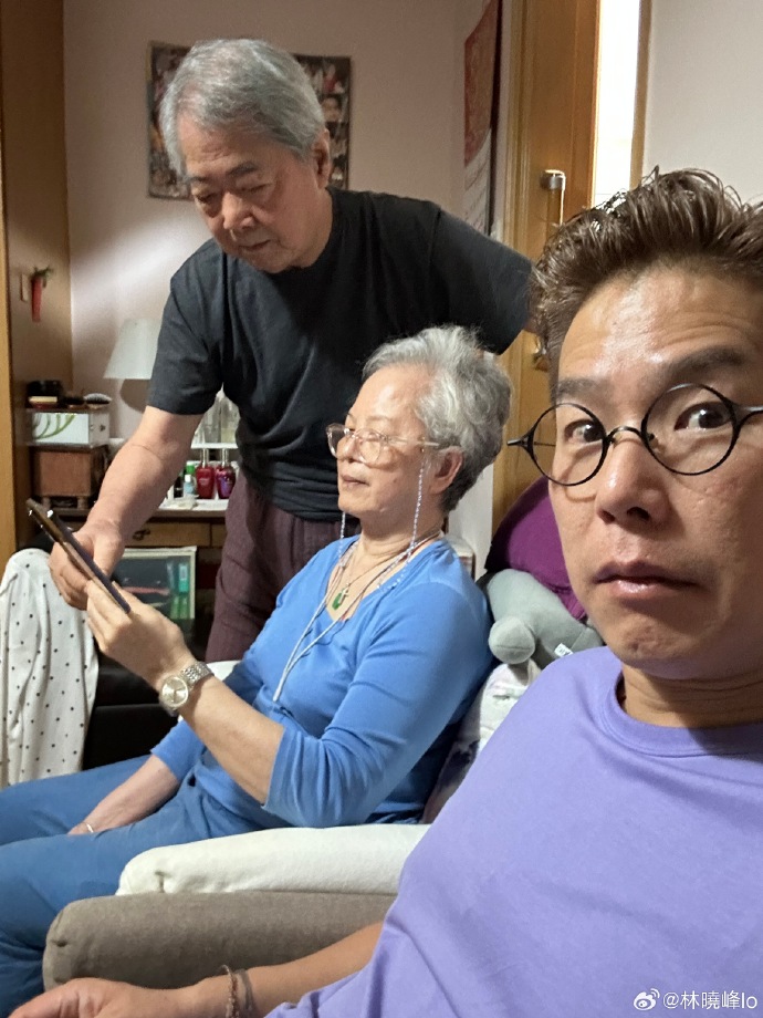林曉峰事後於微博貼出「嚴厲評判」的合照，身後兩老正是其父母。