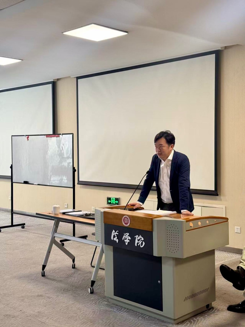 林駿希大律師在講課,是超過30 位, 赴京教授課程的大律師之一。 林駿希大律師在講課,是超過30 位, 赴京教授課程的大律師之一。