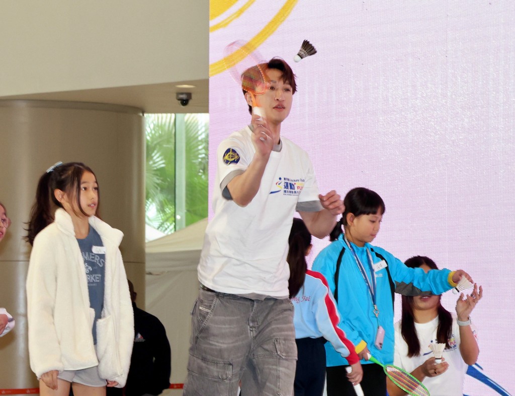 Ryan在台上跟小朋友一齊玩羽毛球遊戲。徐嘉華攝