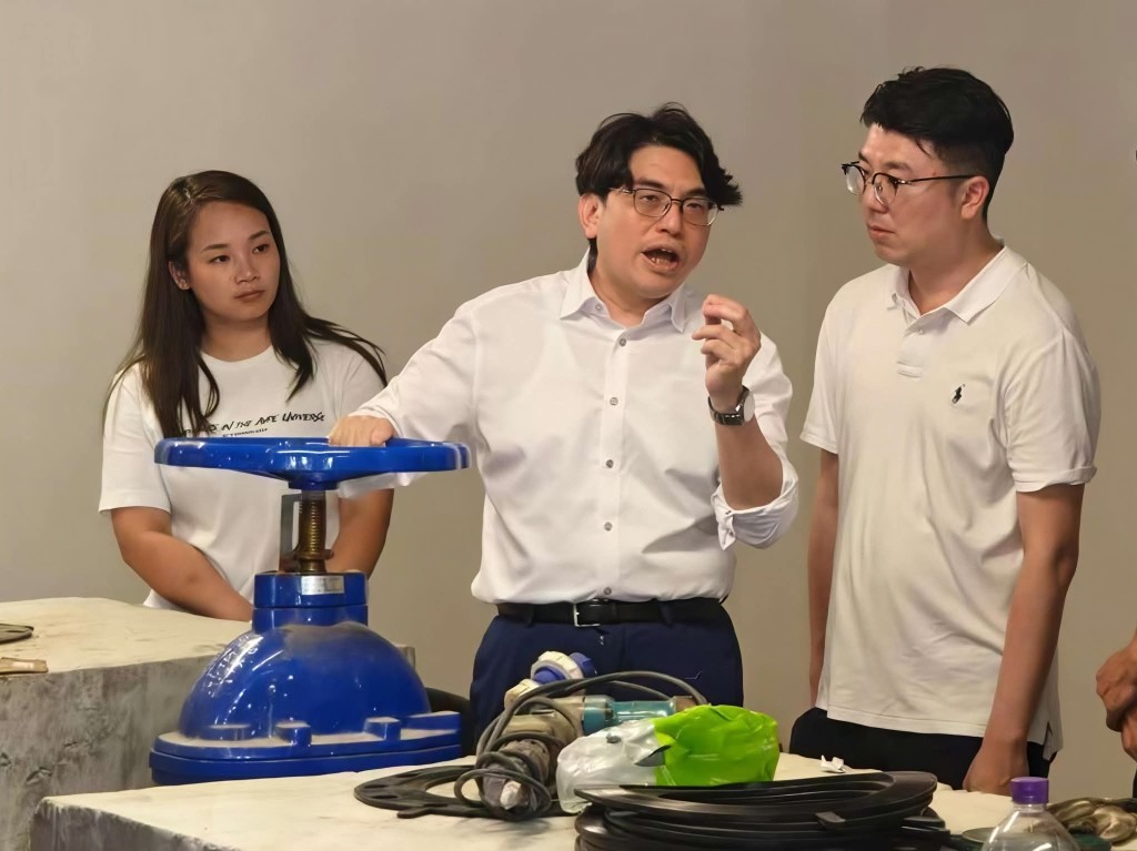 劉國勳於6月5日與水務署署長黃恩諾到皇后山視察。 劉國勳於6月5日與水務署署長黃恩諾到皇后山視察。