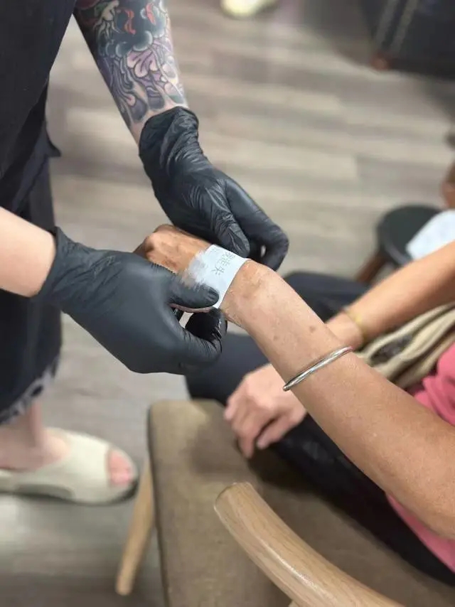 广东揭阳一间纹身店推出“65岁以上老人免费纹身”。
