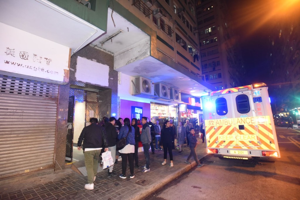 事发后大批亲友赶至。资料图片