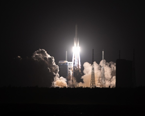 长征五号遥三运载火箭昨晚在海南文昌成功发射。新华社