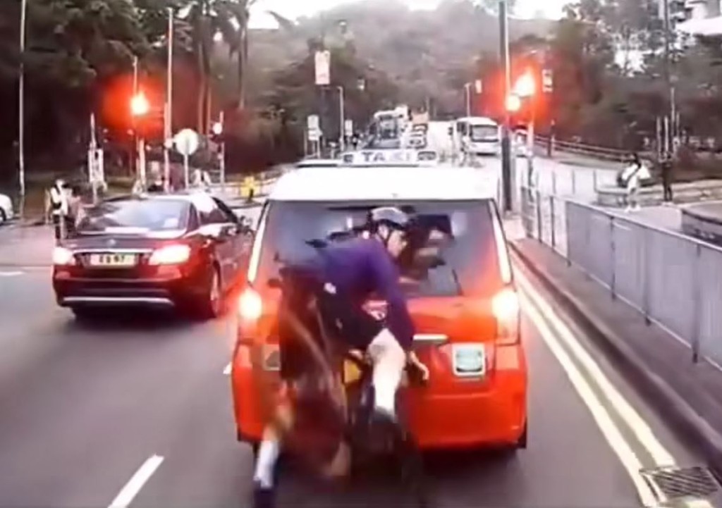 單車男頭部撼爆擋風玻璃。fb車cam L（香港群組）Dennis Pun影片截圖