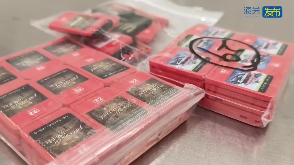 绿衣女客腹缠特制腰封藏3大袋游戏卡。海关发布