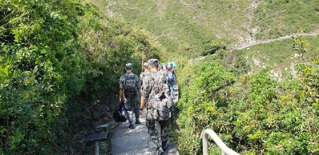 解放軍官兵協助清理樹枝。香港行山遠足之友圖片