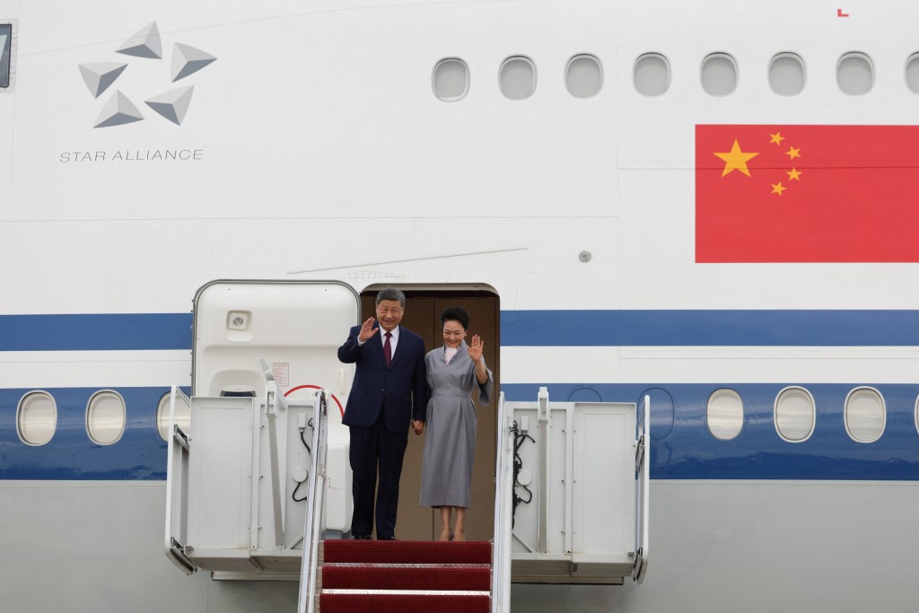 习近平的专机于下午6点前不久降落在安德鲁斯联合基地，美军人员随即铺设了红地毯迎接他。路透社