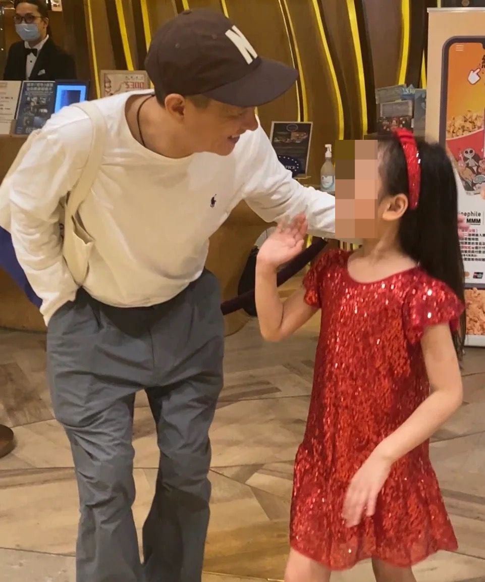 該網民指，關詠荷在鏡頭後一直笑瞇瞇望住老公與小女孩互動。