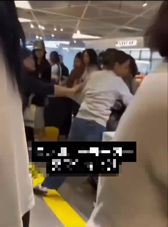 中国籍女子与外籍女子首尔商场爆发肢体冲突。 微博