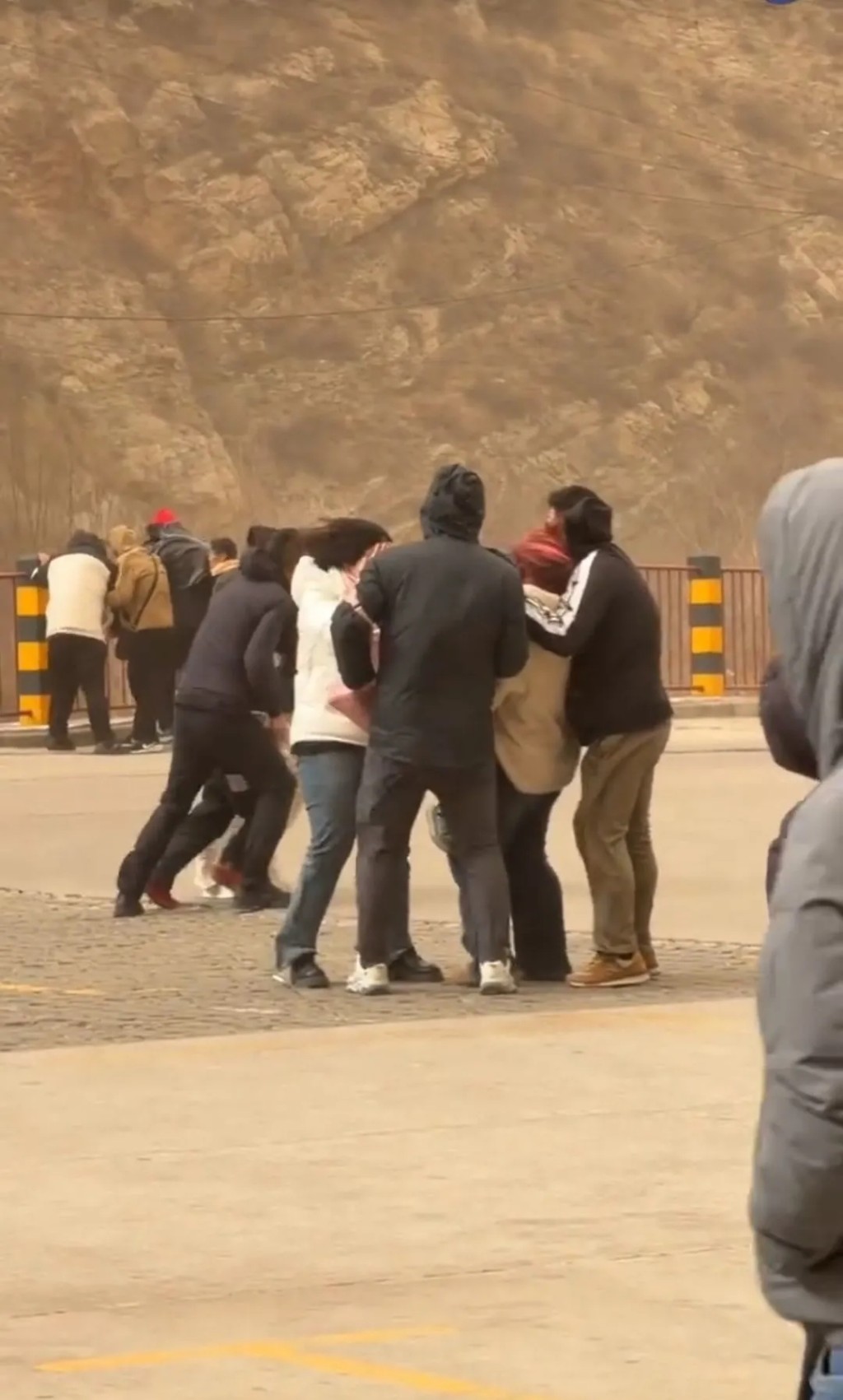 大同恆山景區遭遇極端大風天氣,遊客被吹得走不動道。 大同恆山景區遭遇極端大風天氣,遊客被吹得走不動道。
