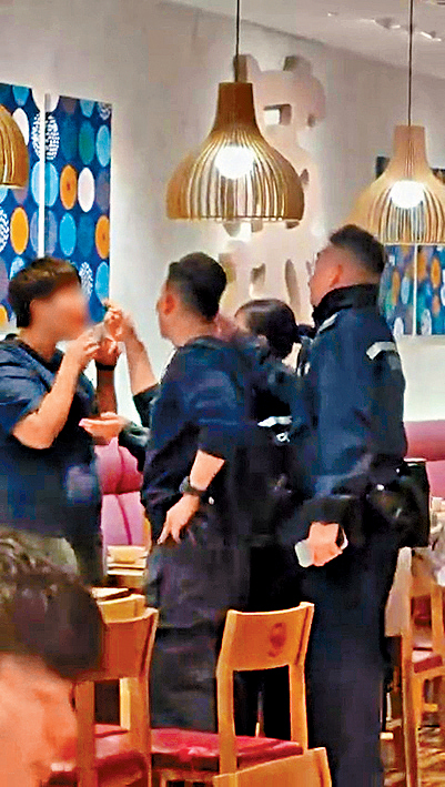 短发女子在连锁火锅食店内与警员理论。