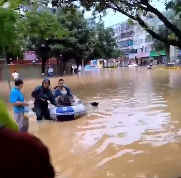 茂名嚴重水浸，需救援人員用橡皮艇救出居民。影片截圖