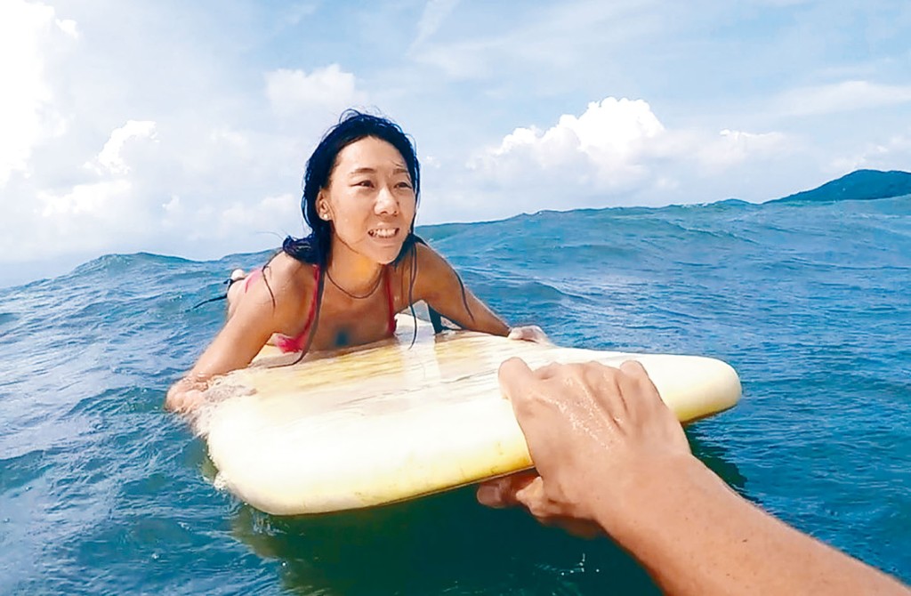 死者陳翠玲生前滑浪照片。