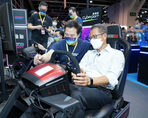 財政司司長陳茂波試玩5G賽車。數碼港圖片