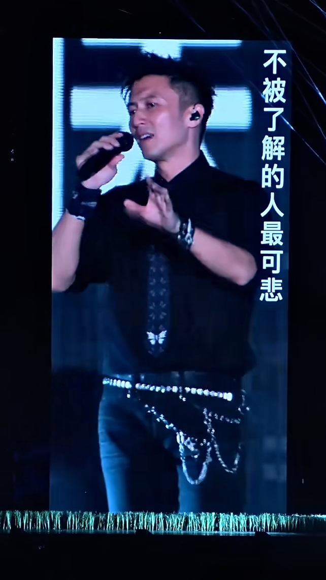 當謝霆鋒演唱經典歌曲〈謝謝你的愛1999〉時，歌聲中已帶有明顯的哽咽。