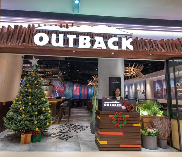 Outback Steakhouse大缩规模。图为仍会继续营业的奥海城二期分店。（官网图片）