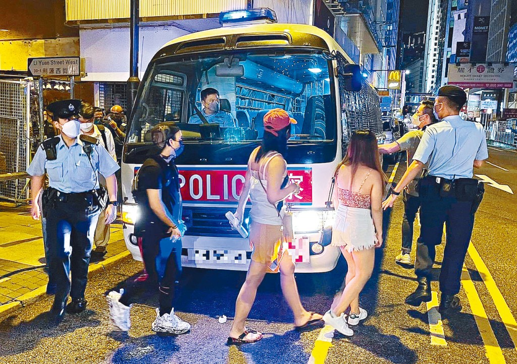 警方在中區無牌吧帶走三十六名男女顧客。