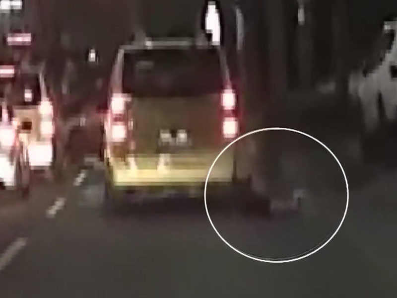 女童落校車時，衣服被車門夾住，司機沒有注意，直接開走拖行女童5米。（網圖）
