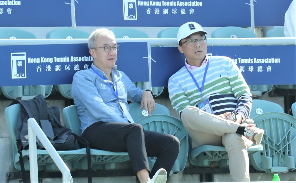 網總會長莫君逸（左）來觀看球手練習。陸永鴻攝
