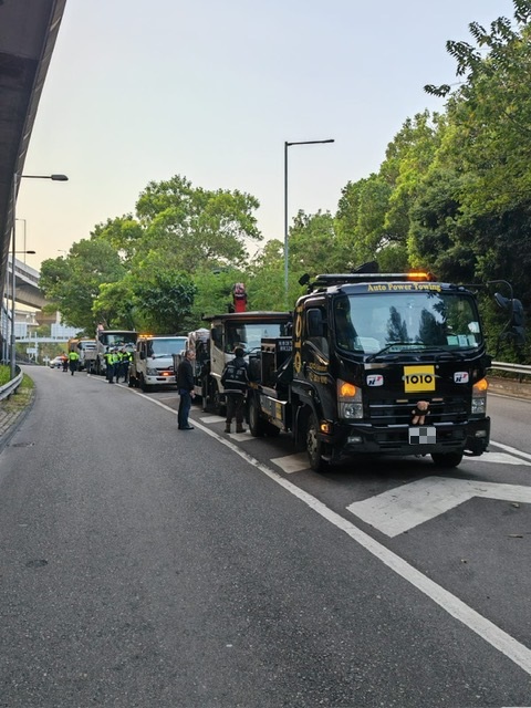 警方行動中拖走7部違泊車輛。警方圖片