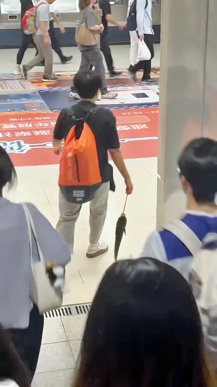 但該名網民補充「除咗啲水滴到周圍都係, 其實又無乜問題」;反而有人更加大讚做 法「環保呀」,是當今的「環保先鋒」。Threads截圖 但該名網民補充「除咗啲水滴到周圍都係, 其實又無乜問題」;反而有人更加大讚做 法「環保呀」,是當今的「環保先鋒」。Threads截圖