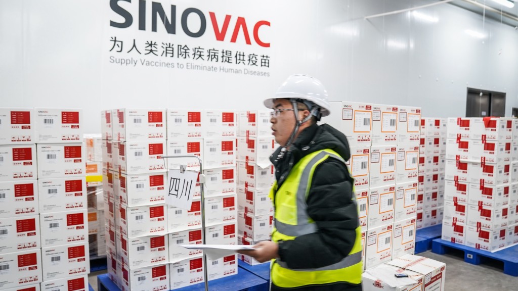 在北京科興疫苗冷庫內，工作人員為發往四川的疫苗「備貨」。 新華社